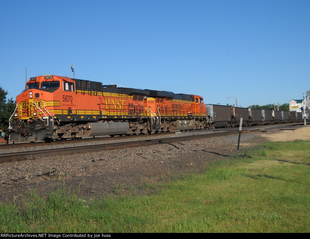 BNSF 5670 East